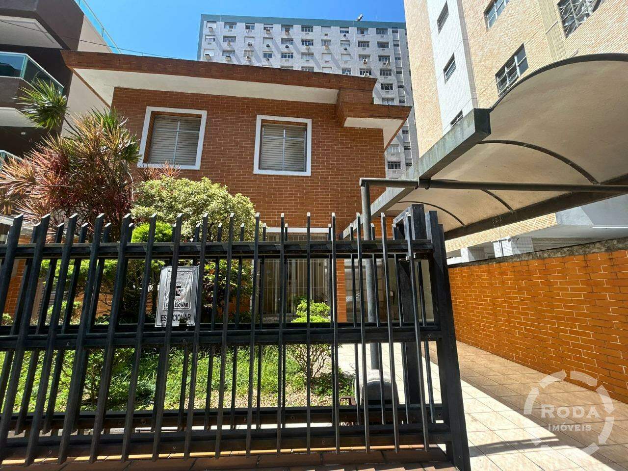 Sobrado Isolado à venda no Embaré: 