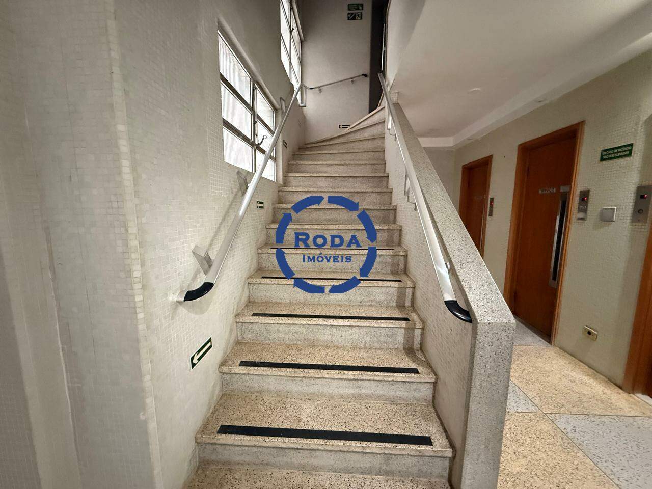 Apartamento à venda no Aparecida: escadaria do predio
