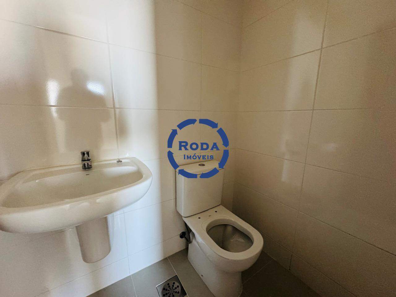 Apartamento à venda no Aparecida: banheiro de funcionario
