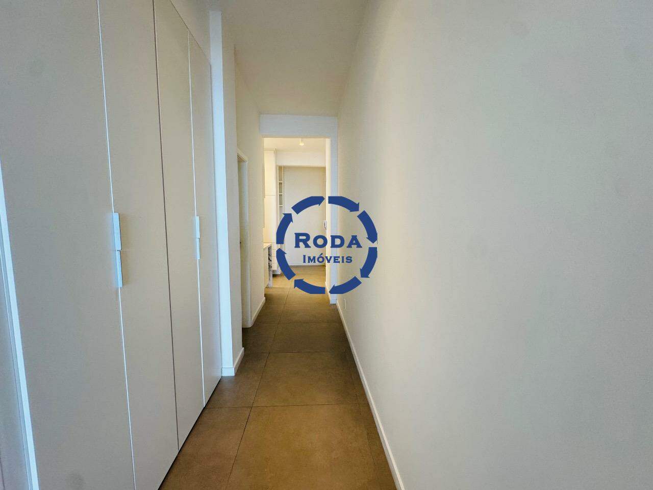 Apartamento à venda no Boqueirão: acesso a cozinha e rouparia