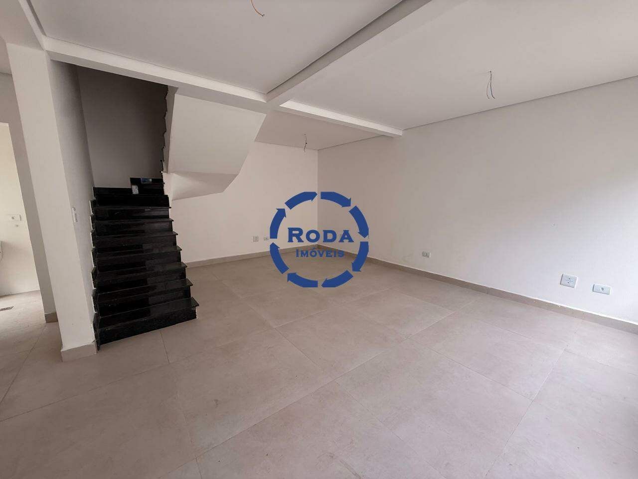 Sobrado à venda no Estuário: ESCADA
