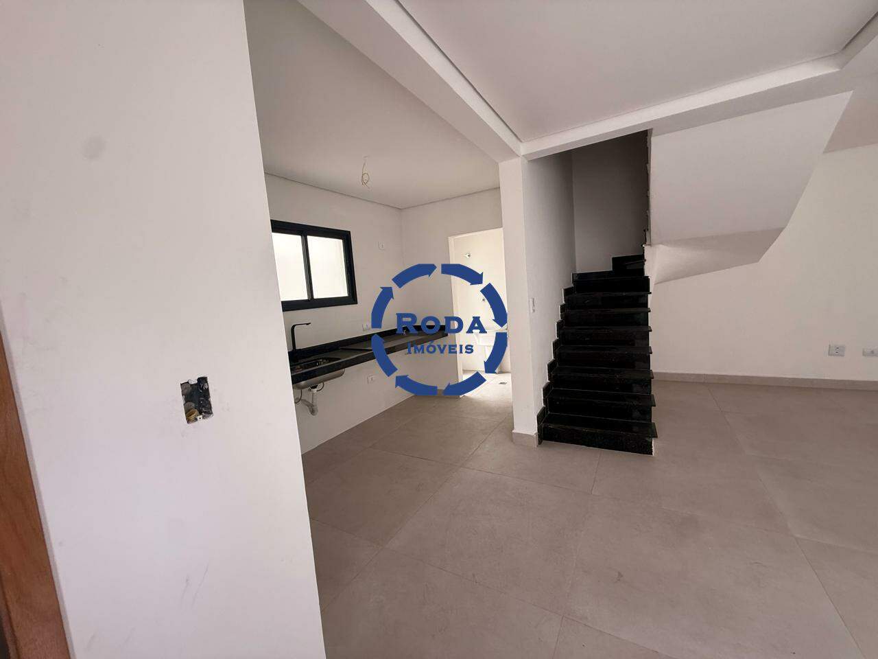 Sobrado à venda no Estuário: SALA / COZINHA