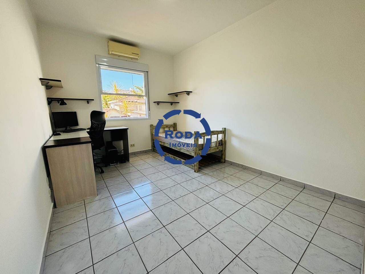Casa de Condomínio à venda no Embaré: 