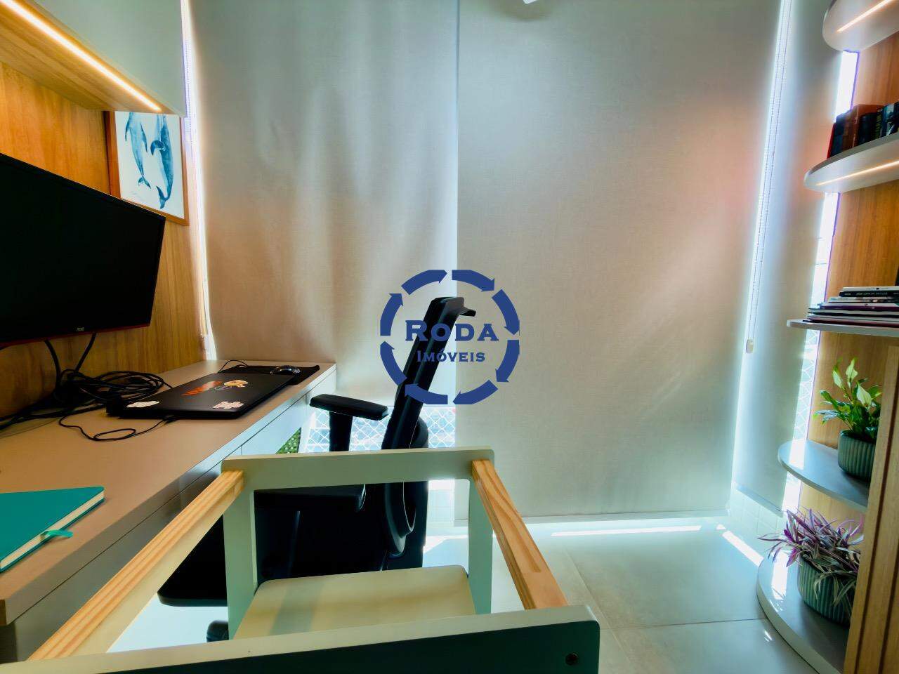 Apartamento à venda no Gonzaga: varanda da suite transformada em escritorio