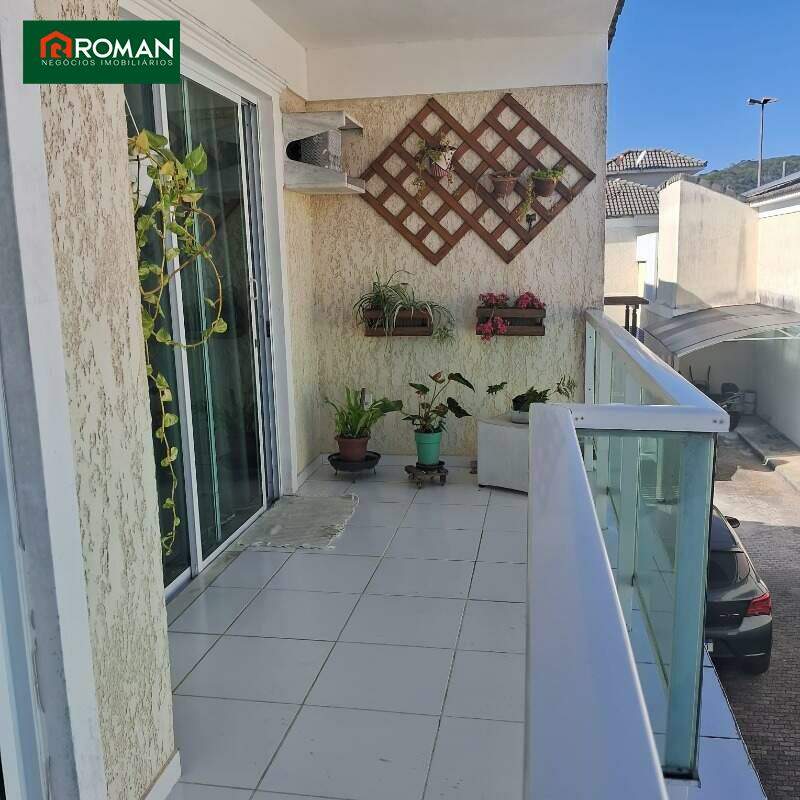 Casa em condomínio à venda no Portinho: 