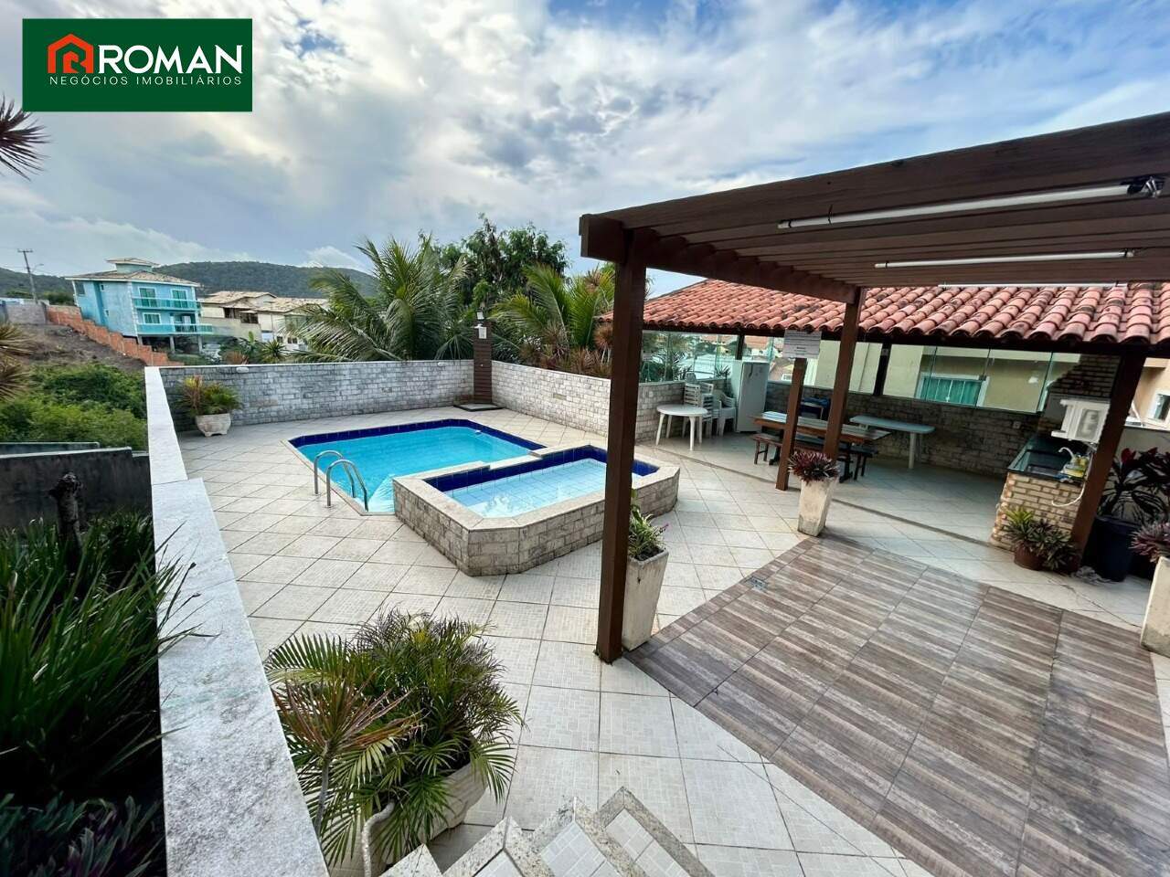 Casa em condomínio à venda no Peró: 