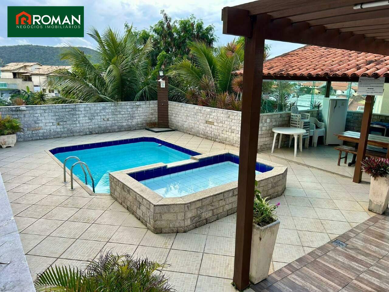 Casa em condomínio à venda no Peró: 