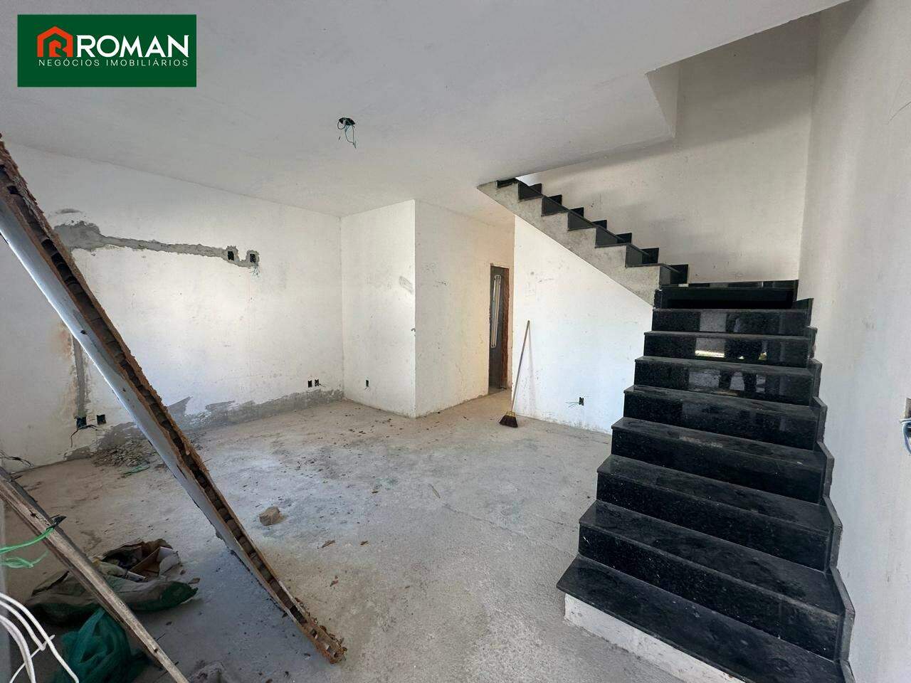 Casa em condomínio à venda no Portinho: 