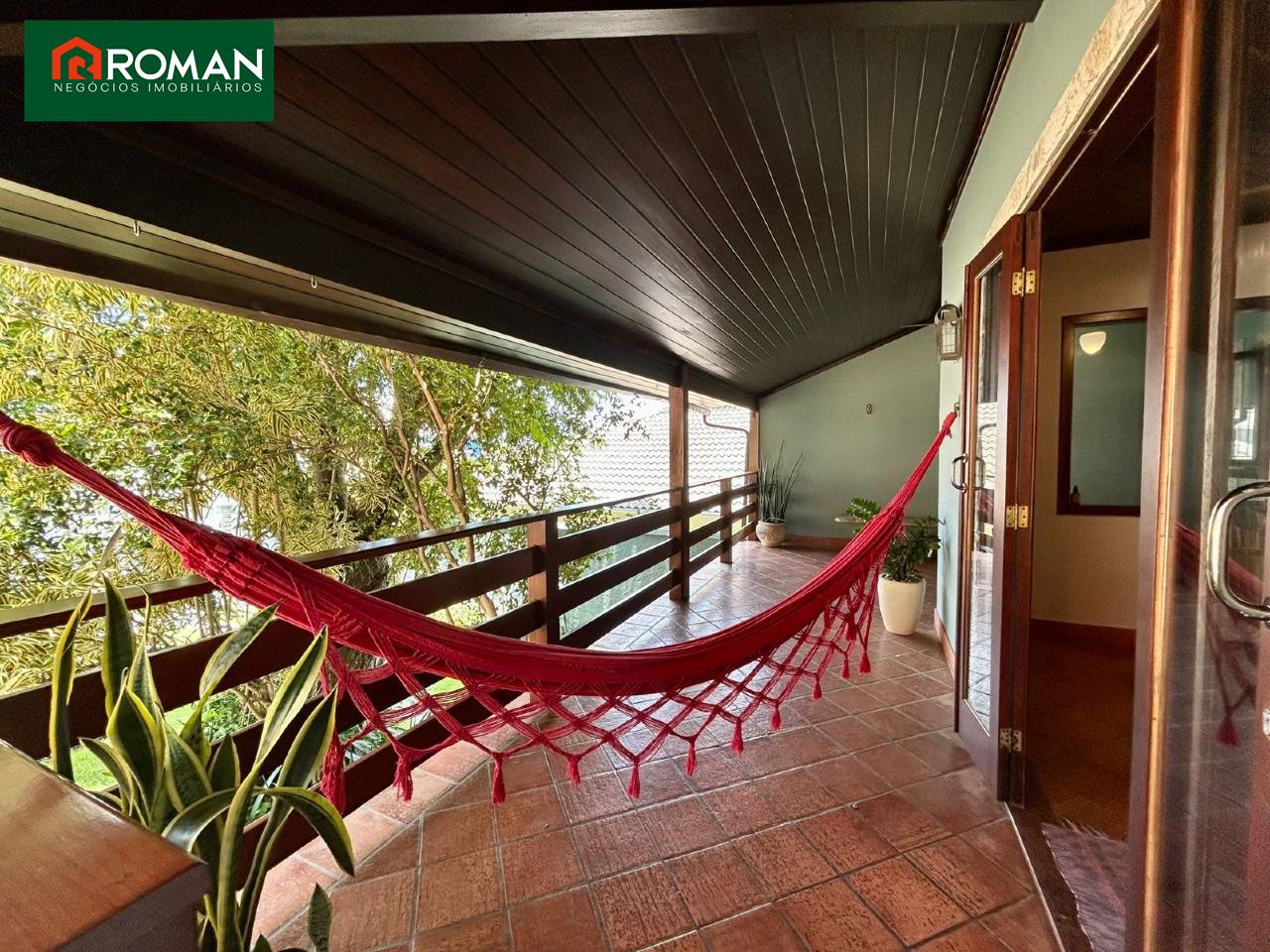 Casa em condomínio à venda no Peró: 