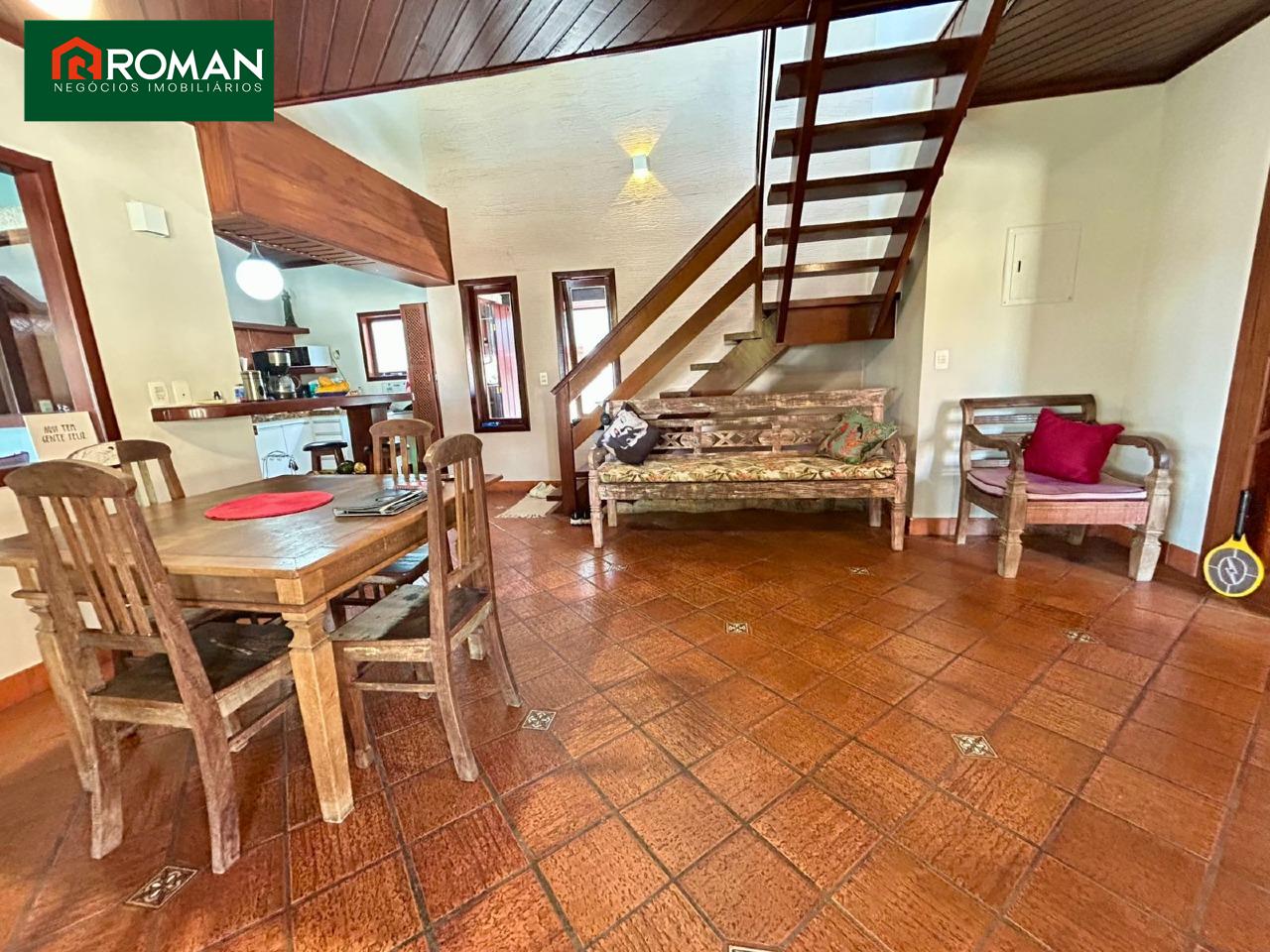 Casa em condomínio à venda no Peró: 