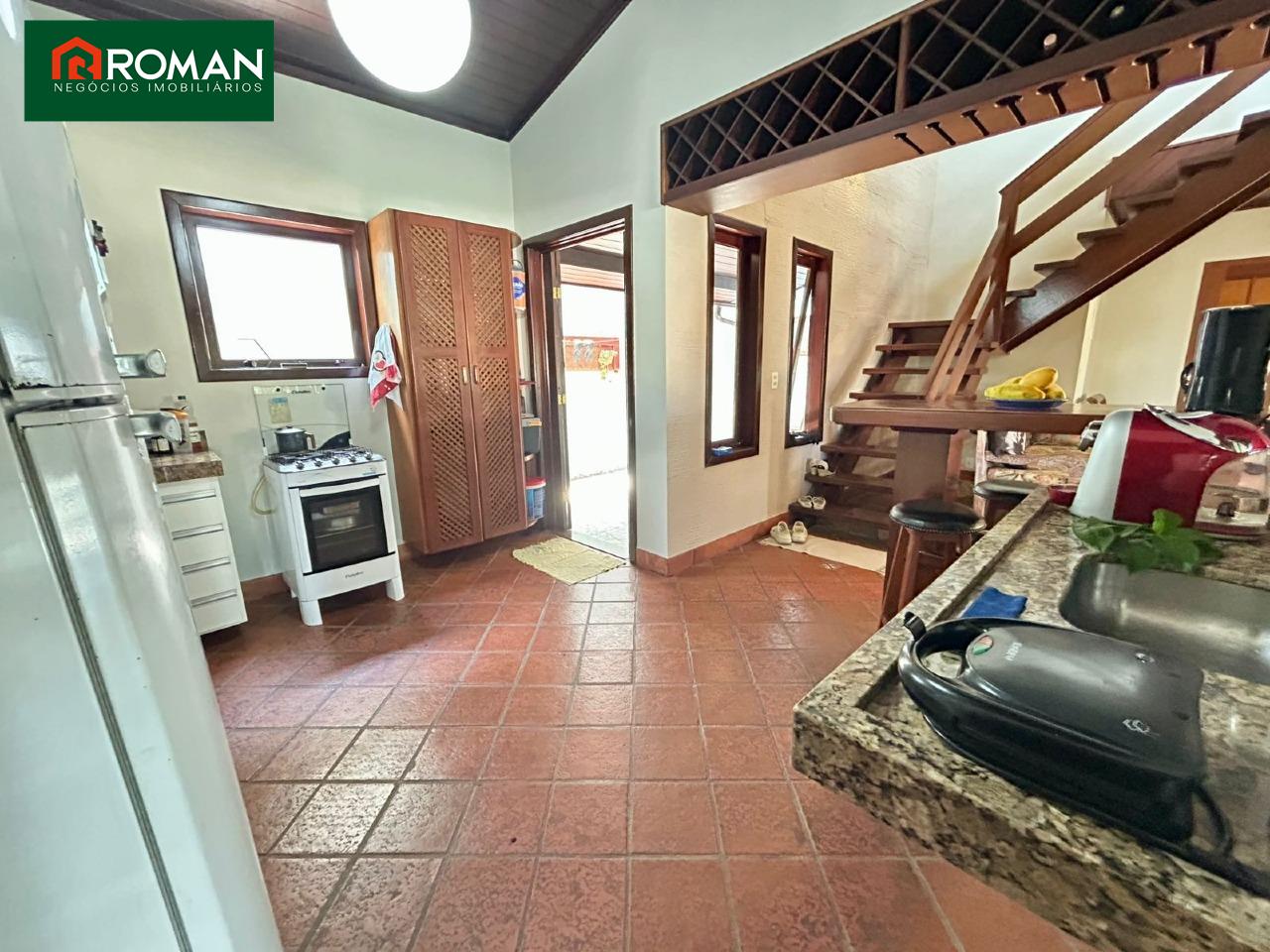 Casa em condomínio à venda no Peró: 