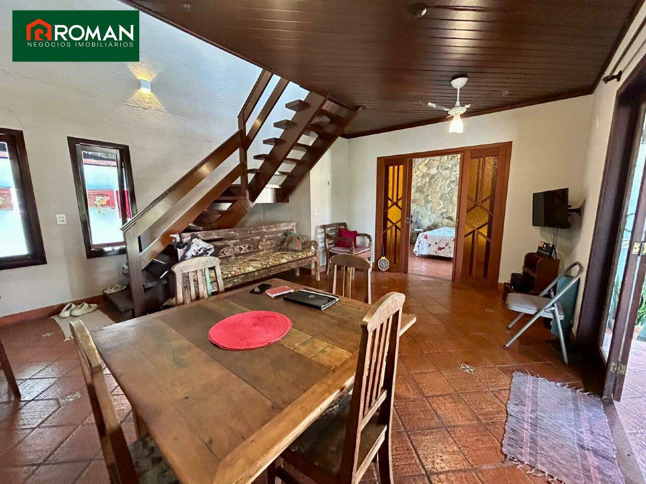 Casa em condomínio à venda no Peró: 