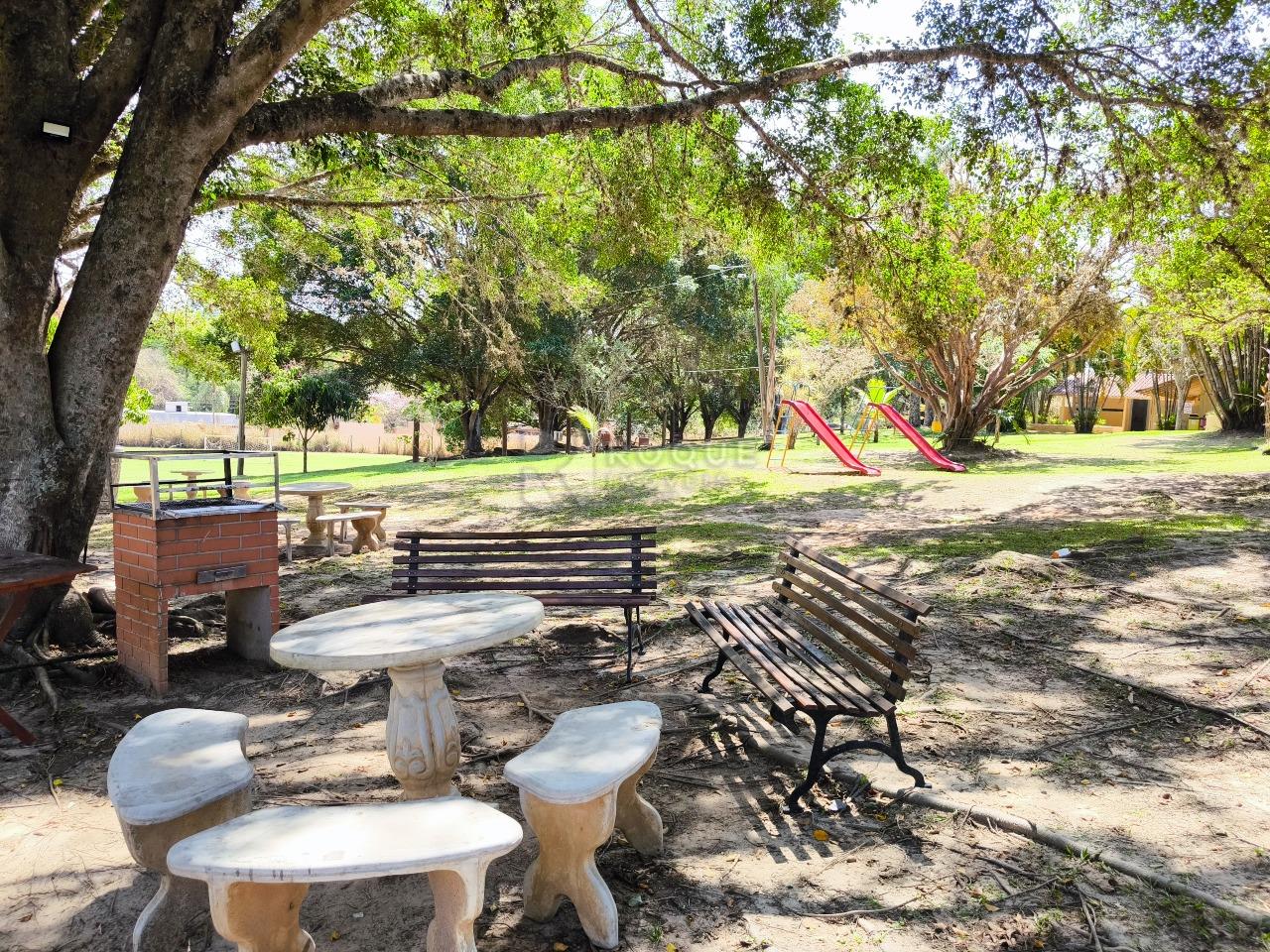 ÁREA DE CHURRASQUERAS