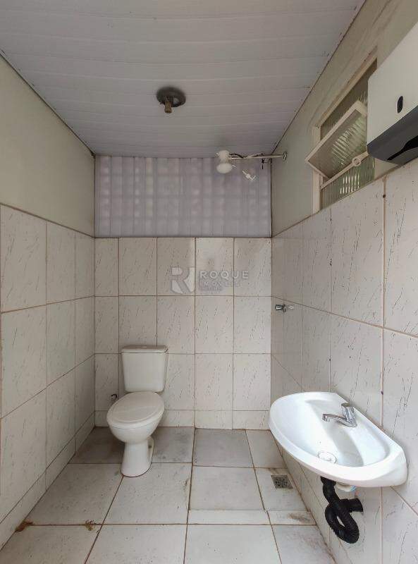 Casa Residencial para aluguel no bairro Vila Claudia: WC 1 fundo