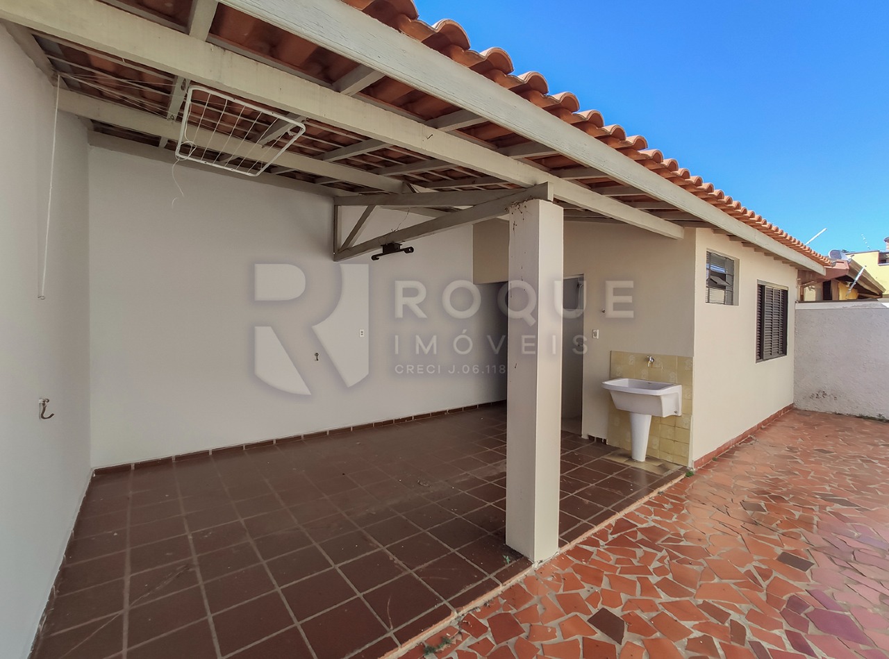 Casa Residencial para aluguel no bairro Vila Cristovam: Fundo 