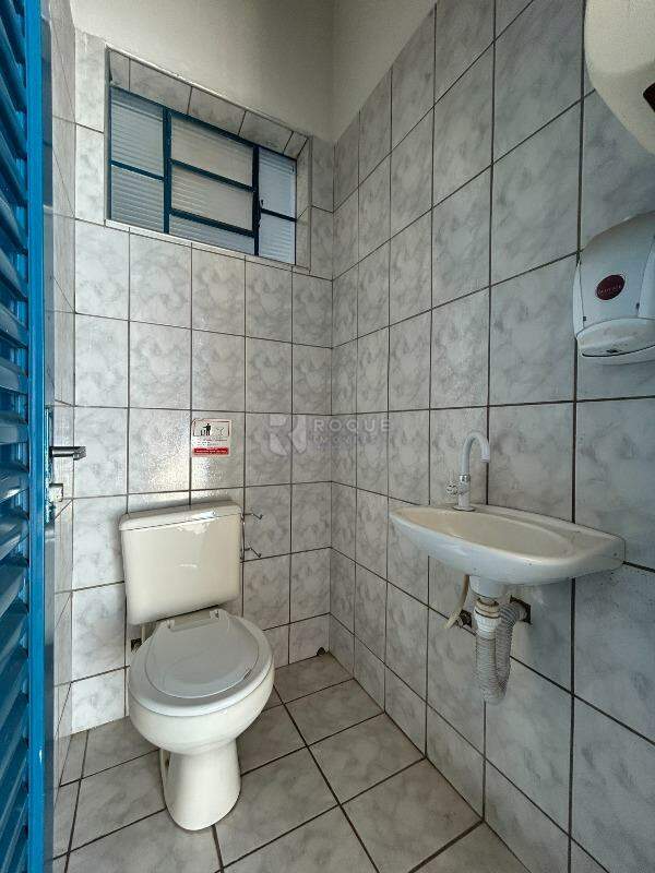 Barracão/Galpão para aluguel no bairro Jardim Adélia Cavicchia Grotta: WC social 1