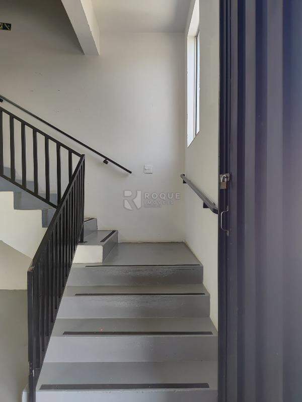 Barracão/Galpão para aluguel no bairro Jardim Porto Real II: Escada de acesso superior