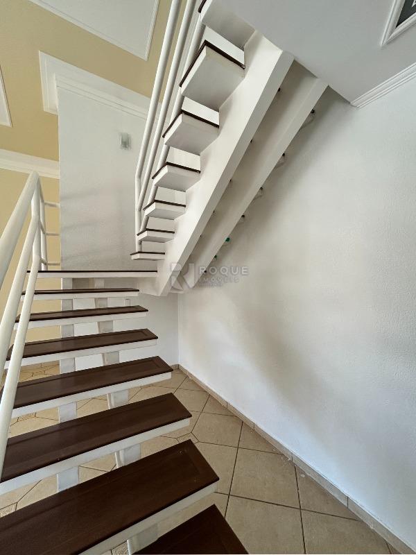 Casa em condomínio para aluguel no bairro Jardim Terras de Santa Elisa: Acesso segundo andar 