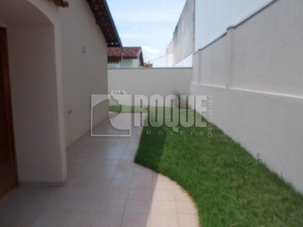 Casa em condomínio para aluguel no bairro Jardim Residencial Monsenhor Rossi: Quintal