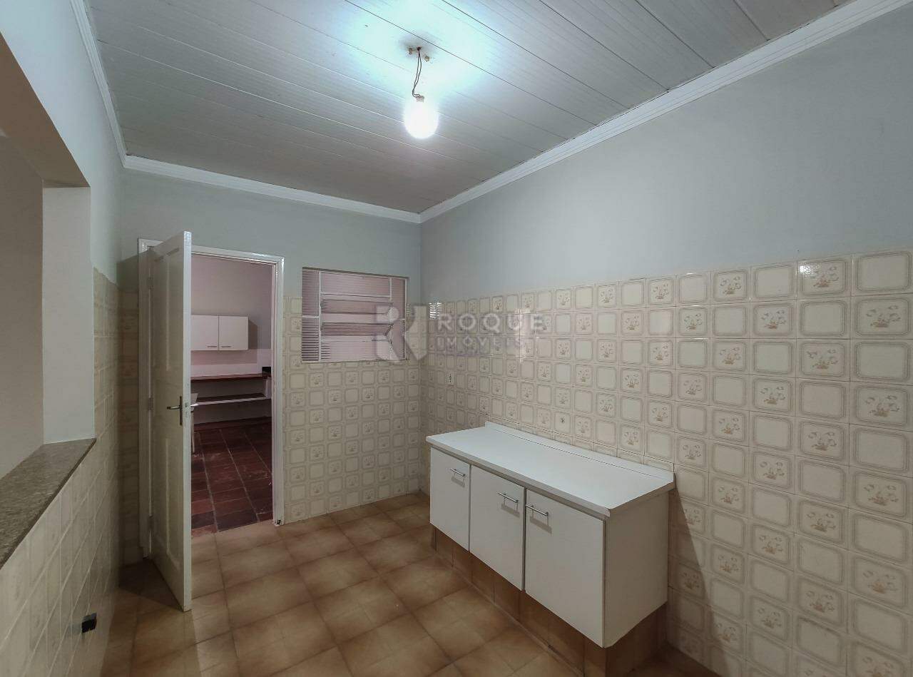 Casa Residencial para aluguel no bairro Vila Cristovam: Acesso fundo 