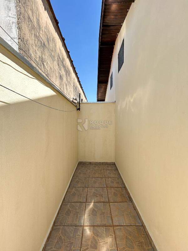 Casa Residencial para aluguel no bairro Jardim Ouro Verde: Corredor fundo 