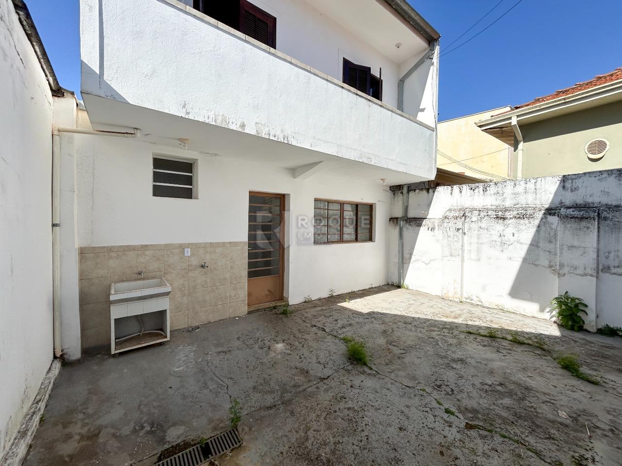 Casa com salão para aluguel no bairro Centro: Fachada / fundo 