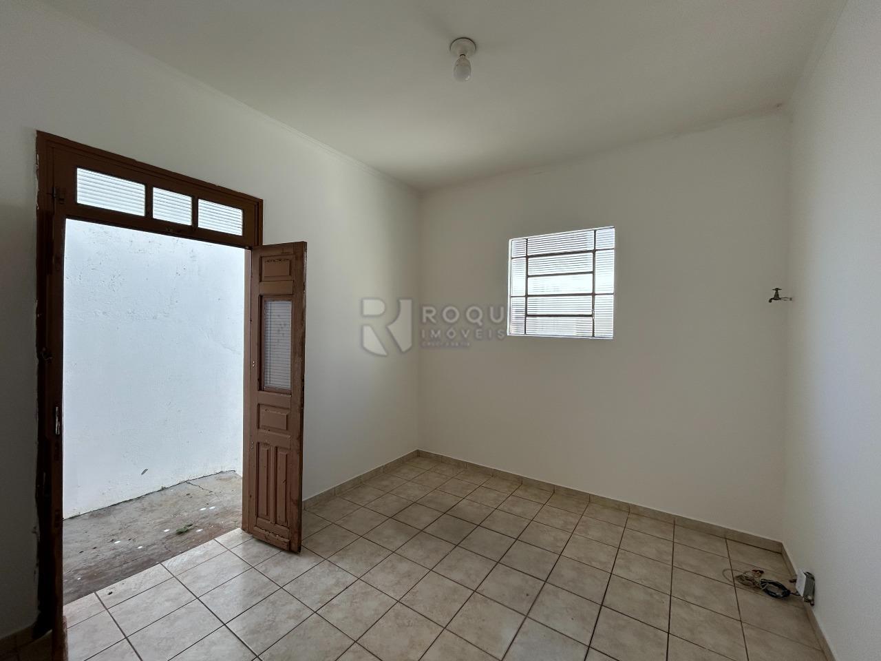 Casa com salão para aluguel no bairro Centro: Sala fundo