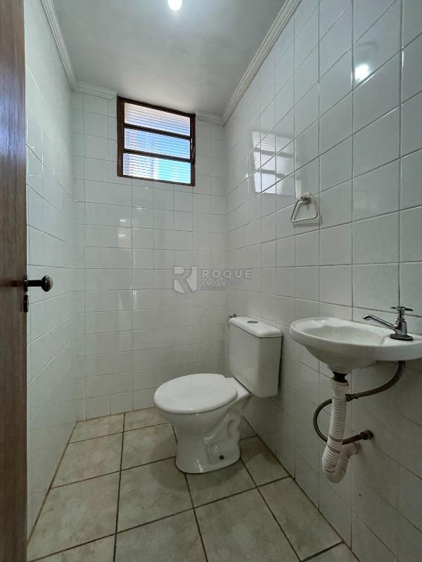 Casa com salão para aluguel no bairro Centro: WC social 