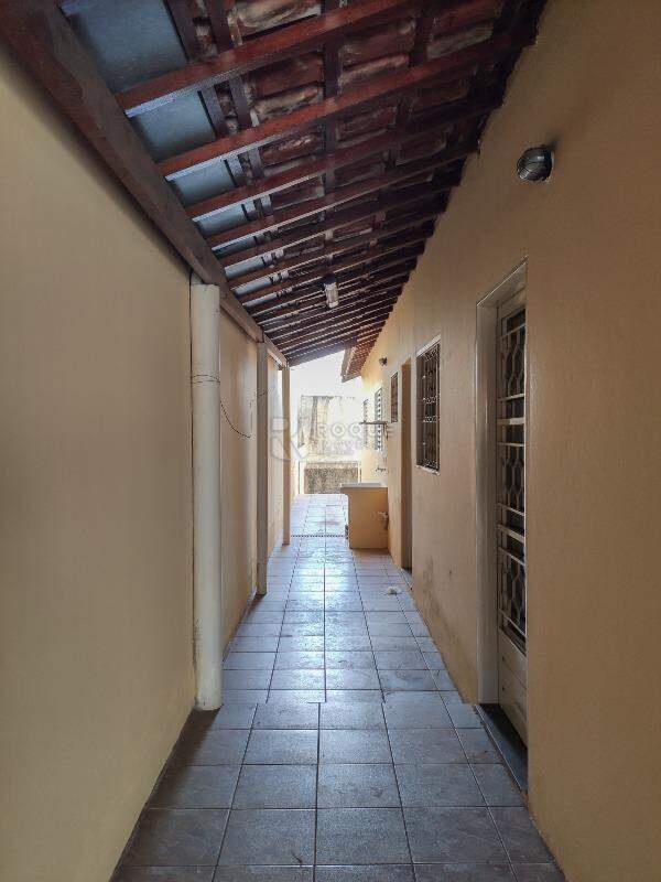 Casa Residencial para aluguel no bairro Jardim Nova Europa: Corredor de acesso 