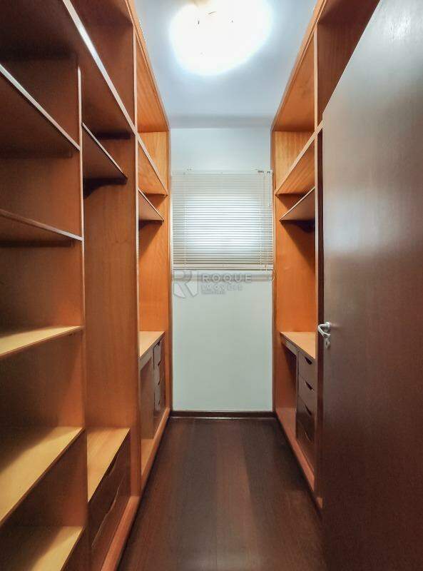 Apartamento para aluguel no bairro Centro: Closet suíte