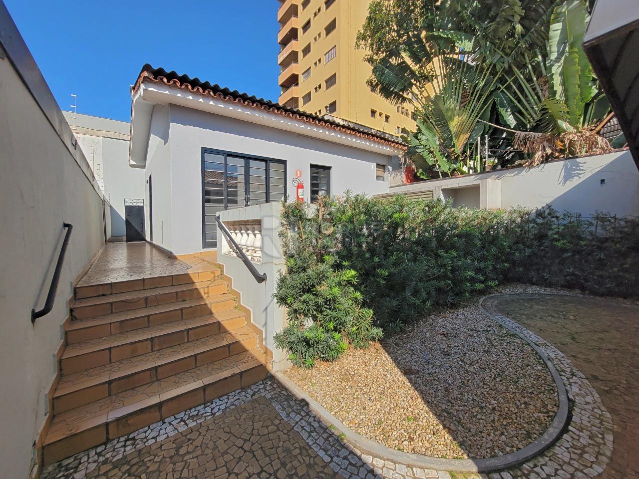 Casa Comercial para aluguel no bairro Centro: Quintal fundos