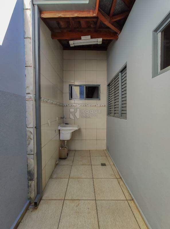 Casa Residencial para aluguel no bairro Jardim Residencial Dona Santina Paroli Peccinini: Área de serviço 