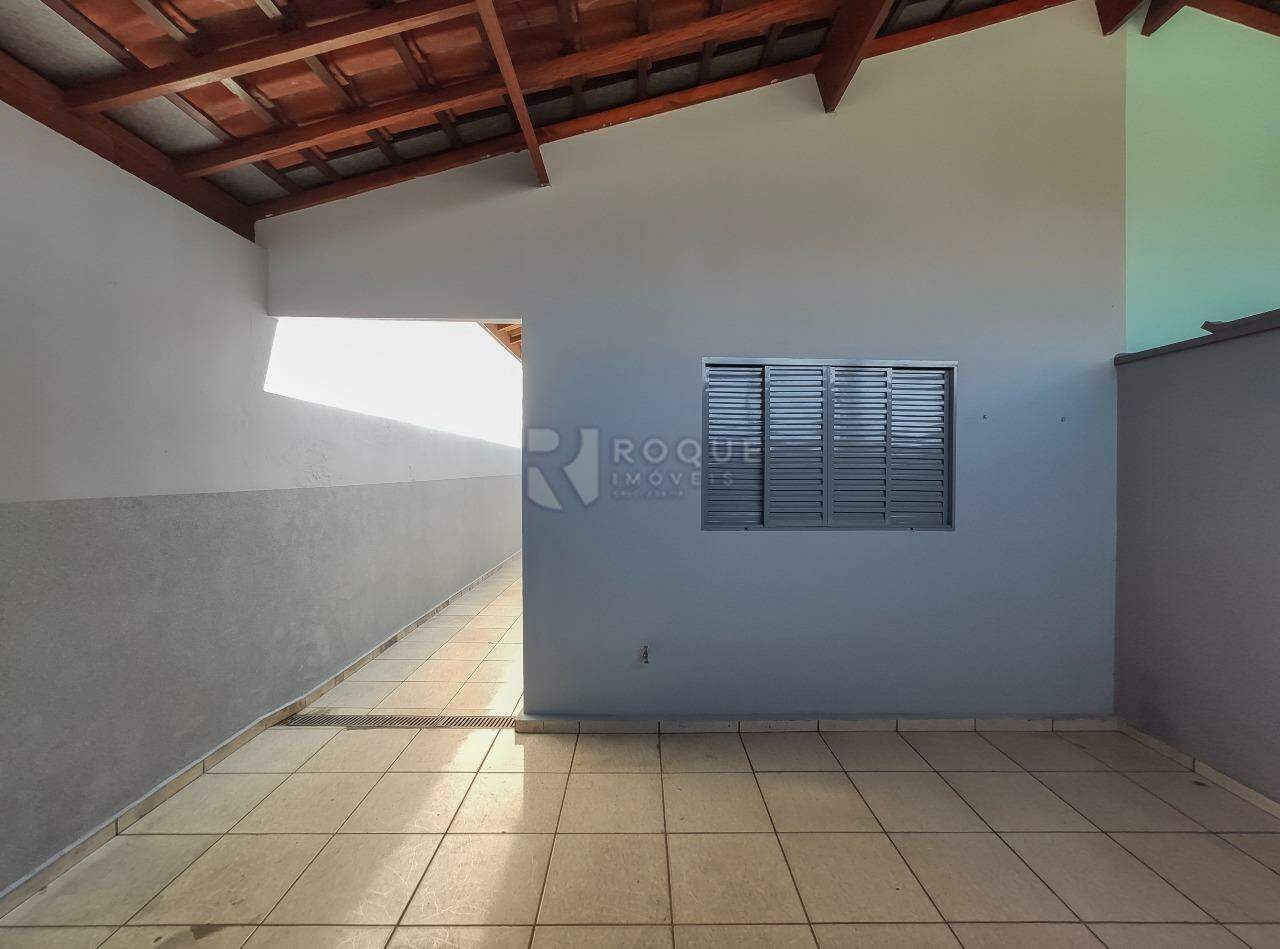 Casa Residencial para aluguel no bairro Jardim Residencial Dona Santina Paroli Peccinini: Garagem 