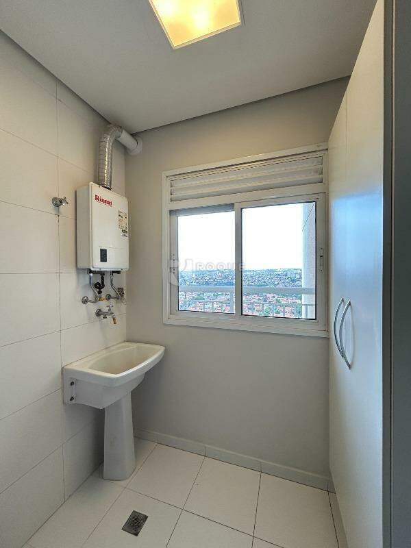 Apartamento para aluguel no bairro Desmembramento Oscar Antonio Breda: Área de serviço 