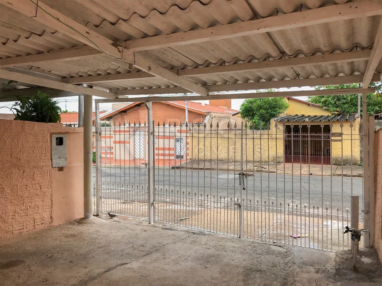 Casa Residencial para aluguel no bairro Jardim Nova Itália: Garagem