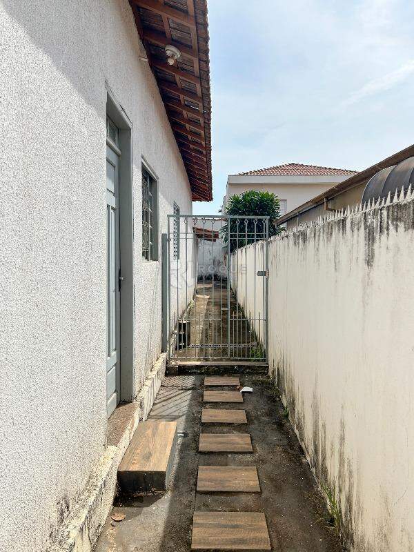 Casa Residencial para aluguel no bairro Vila São João: Corredor