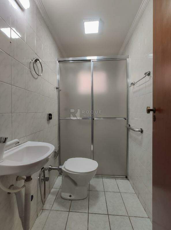 Apartamento para aluguel no bairro Jardim Rosa Marrafon Lucas: WC suíte 