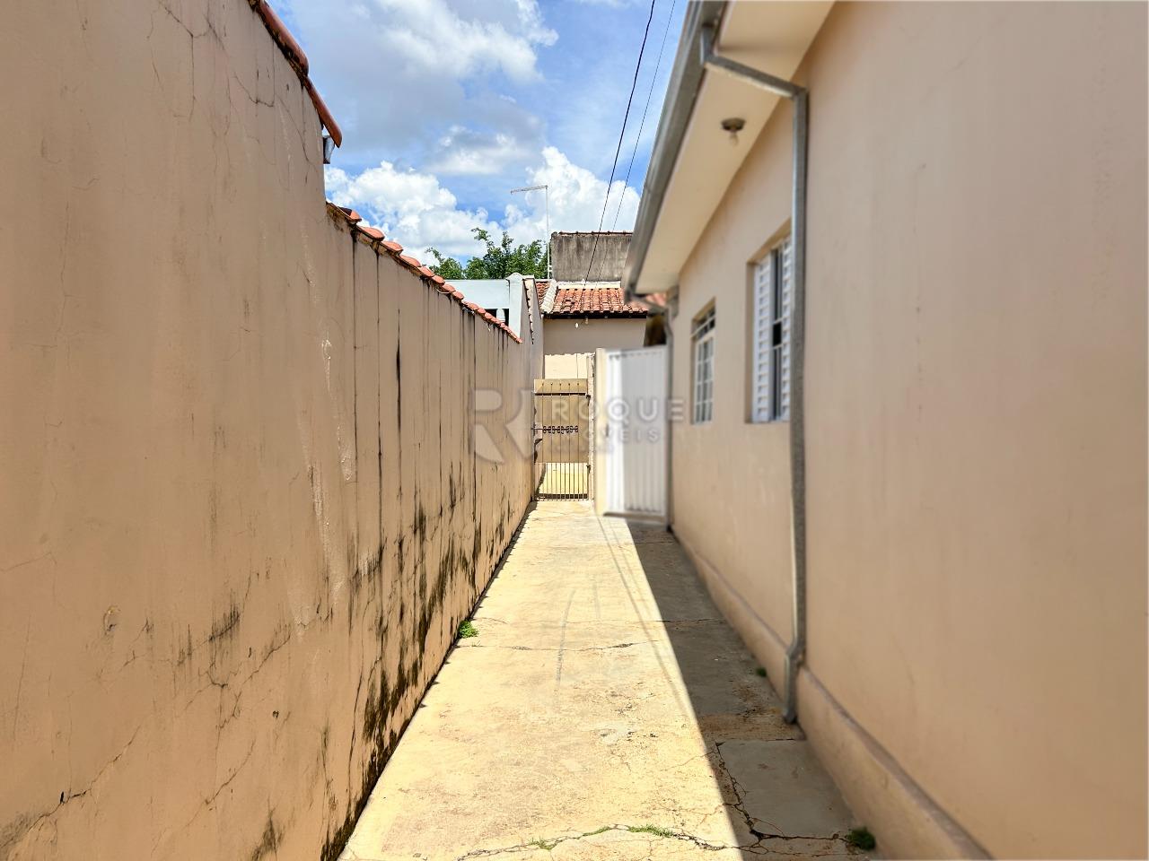 Casa Residencial para aluguel no bairro Jardim Santo André: Corredor de acesso 