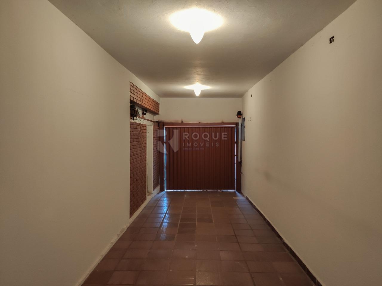 Casa Residencial para aluguel no bairro Jardim Mercedes: Garagem / Lado do salão