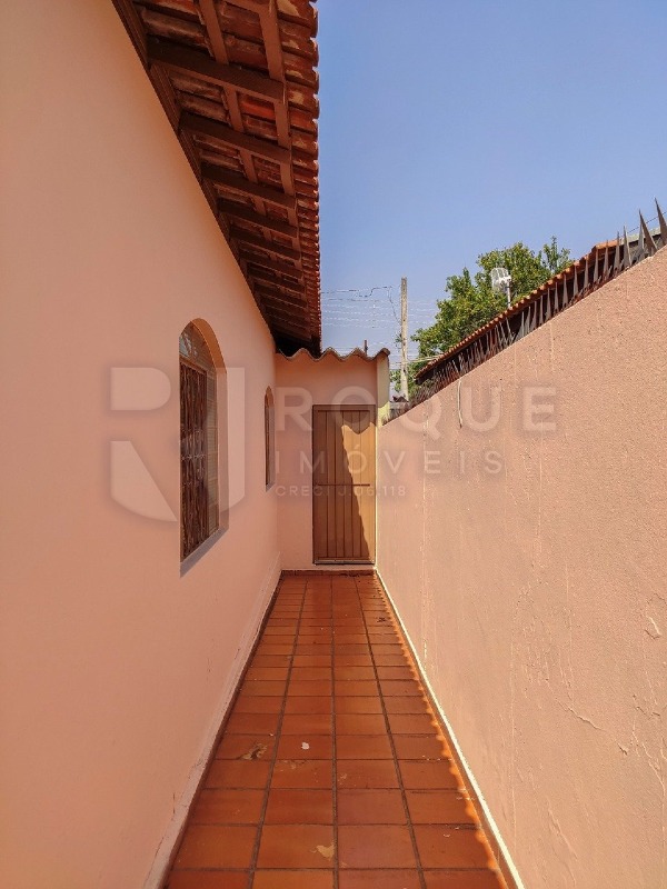 Casa Residencial para aluguel no bairro Jardim Nova Itália: Corredor externo
