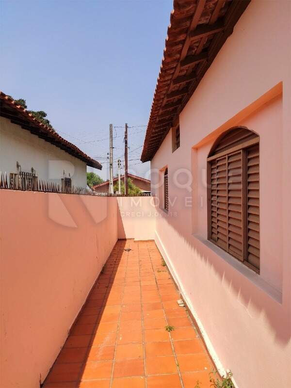 Casa Residencial para aluguel no bairro Jardim Nova Itália: Corredor externo