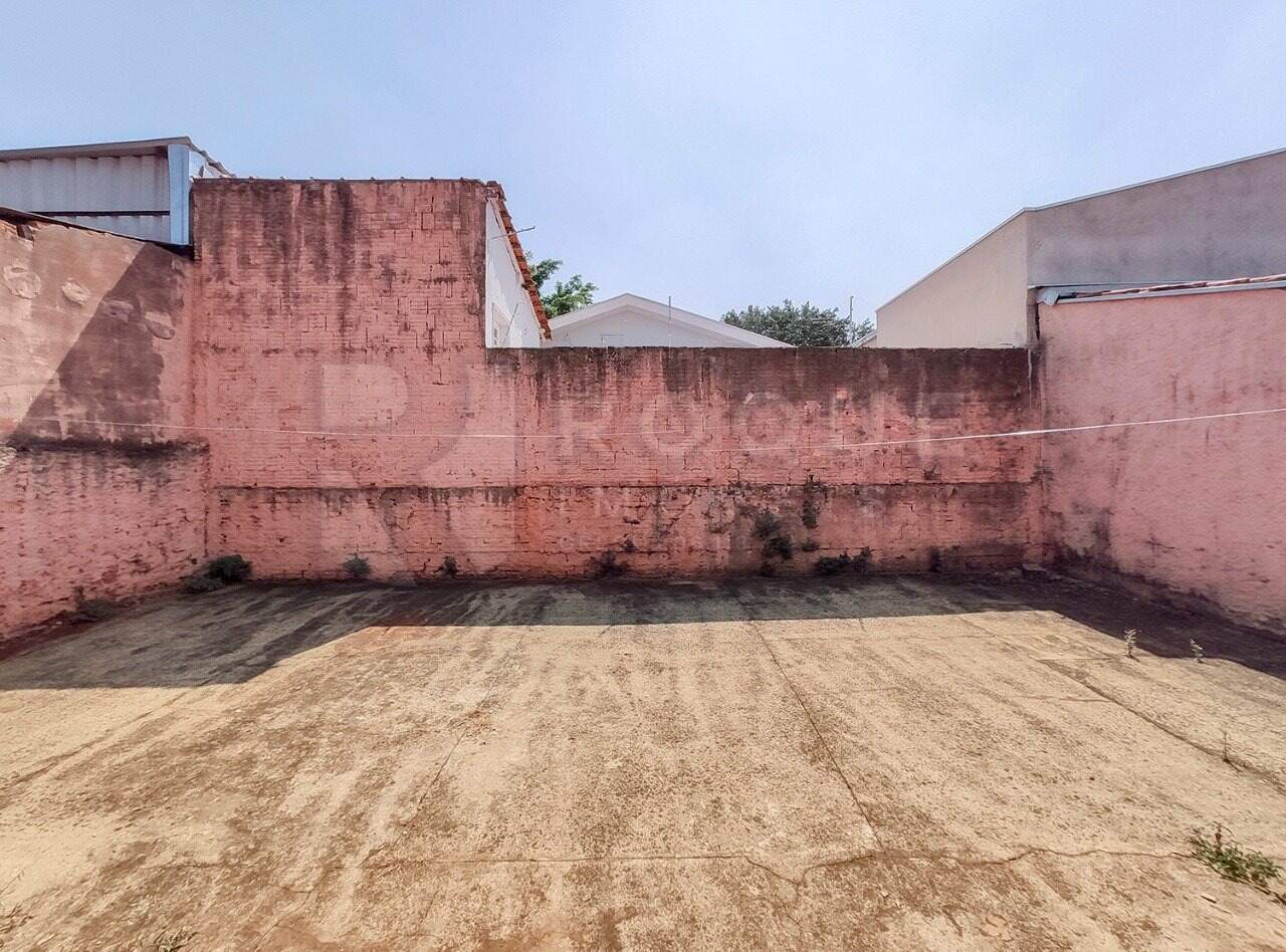 Casa Residencial para aluguel no bairro Jardim Nova Itália: Fundos