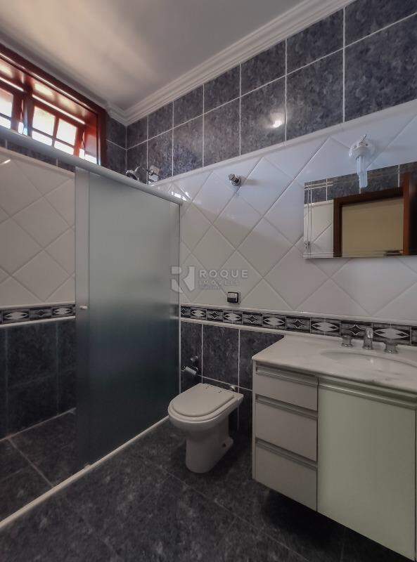 Casa em condomínio para aluguel no bairro Jardim Colonial: WC Suíte 1