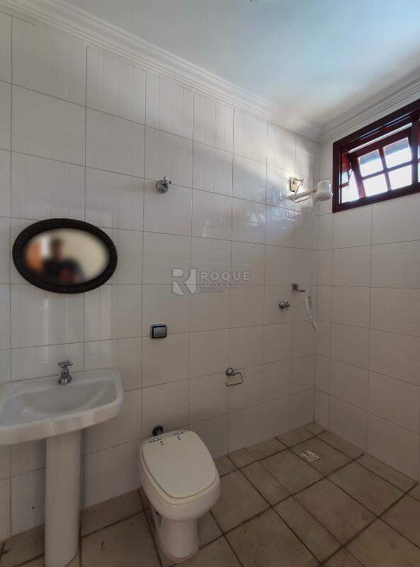 Casa em condomínio para aluguel no bairro Jardim Colonial: WC fundo 