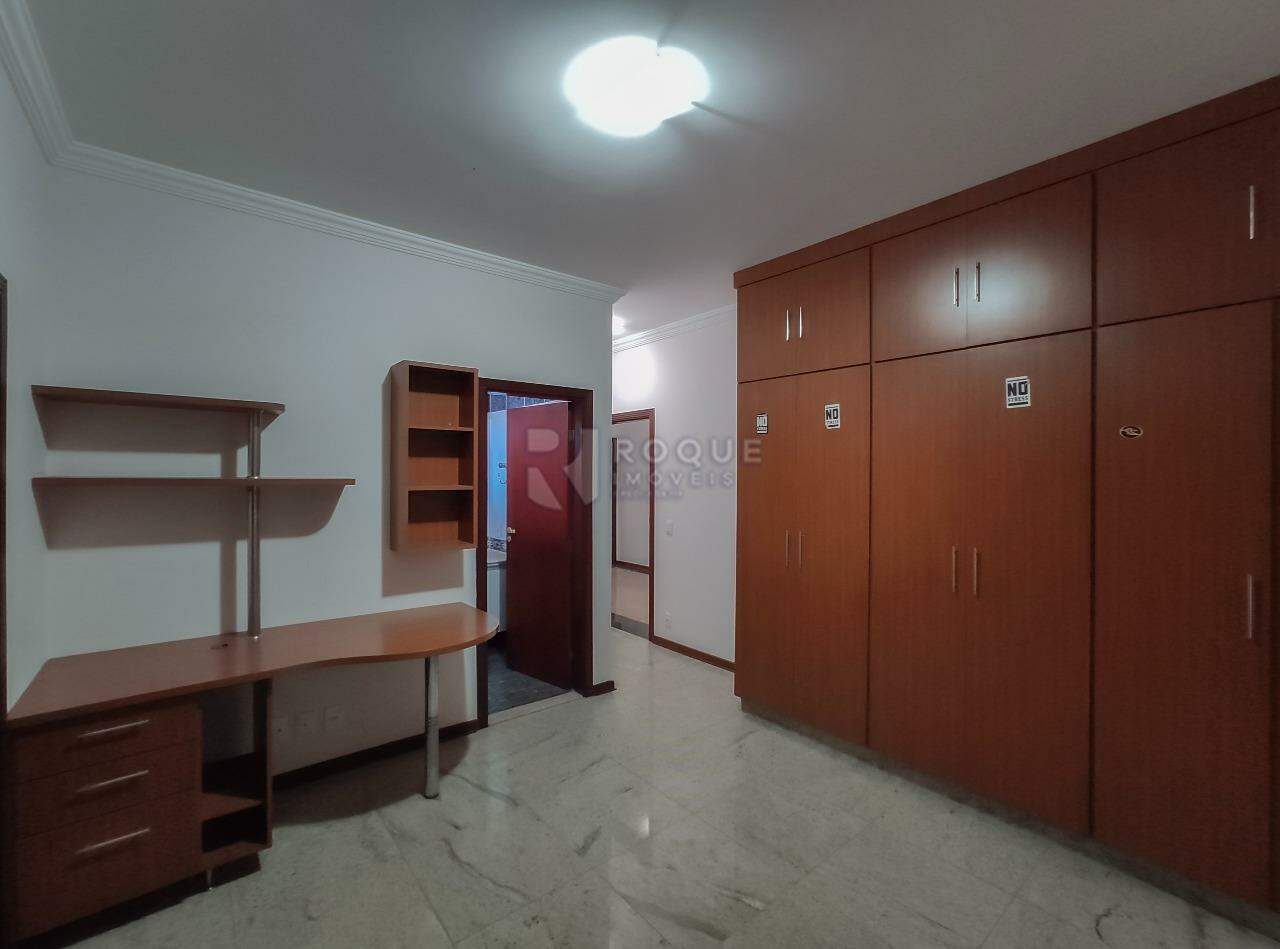 Casa em condomínio para aluguel no bairro Jardim Colonial: Suíte 1