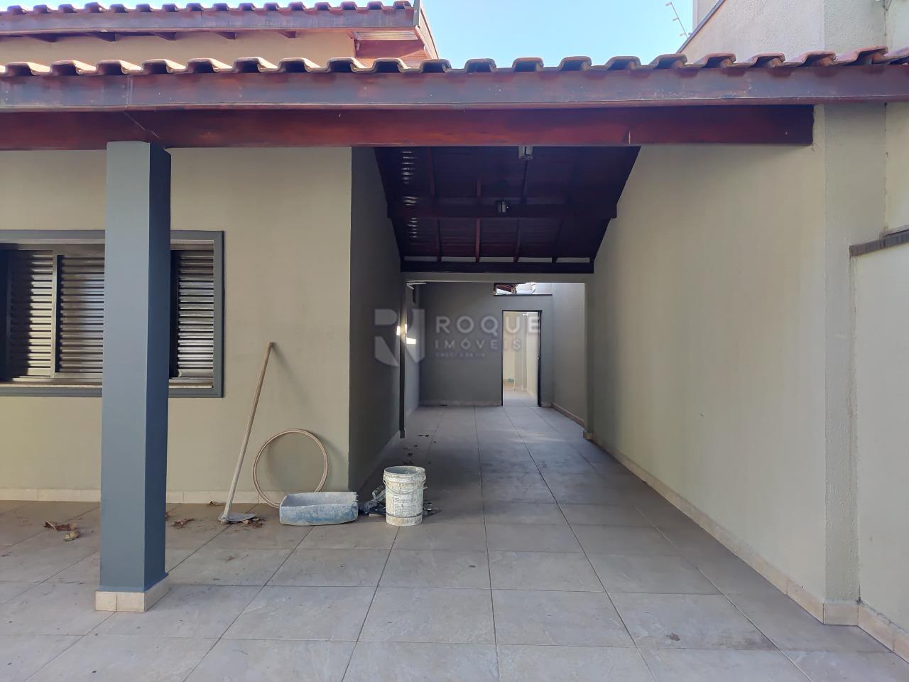 Casa Comercial para aluguel no bairro Parque Real: Garagem