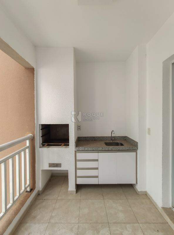 Apartamento para aluguel no bairro Desmembramento Oscar Antonio Breda: Sacada