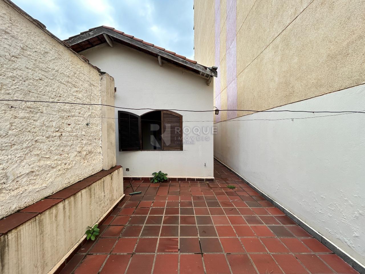 Casa Residencial para aluguel no bairro Centro: Fundo 