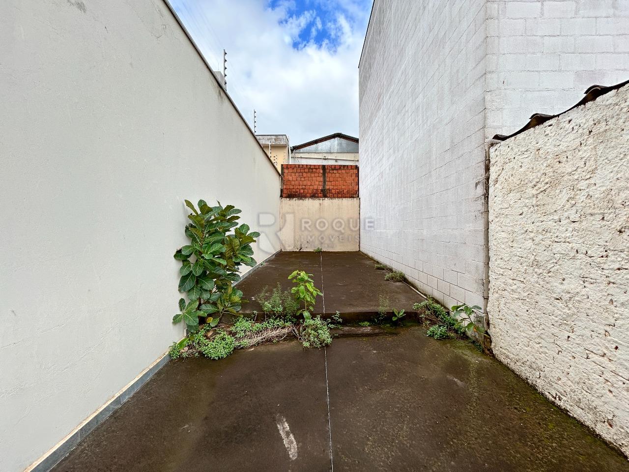 Casa Residencial para aluguel no bairro Centro: Fundo / área 2