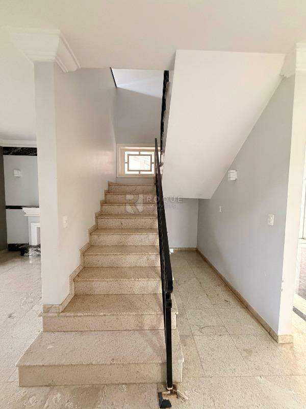 Casa em condomínio para aluguel no bairro Jardim Colinas de São João: Escada